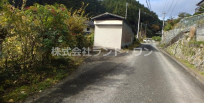【前面道路含む現地写真】 | 飯能市上直竹下分 | 自宅前にある車庫