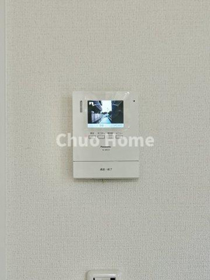 【セキュリティ】 | 江戸川区東小岩4丁目新築分譲住宅 | 【モニターホン】誰が来たかすぐにわかるカラーモニター付きインターホン。通話ボタンを押すまでは室内の音は漏れていませんので相手を確かめてから応対できます。