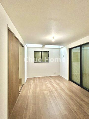 【寝室】 | 江戸川区東小岩4丁目新築分譲住宅 | 【寝室】心と体をゆったりと安らげる主寝室。寝室のゆとりが大きい分だけ、暮らしの安らぎは深まります。一日の疲れを癒すだけでなく、ご夫婦の親密な語らいを紡ぎ出します