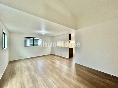 【キッチン】 | 江戸川区東小岩4丁目新築分譲住宅 | 視界に広がりを生むオープンなキッチン。料理や片付けをしながら、家族との会話を楽しんだり、リビングで遊ぶ子どもを見守れます。ご見学時には家具の配置などもイメージしながらぜひご覧になって見て下さい。