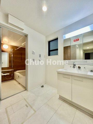 【ランドリースペース】 | 江戸川区東小岩4丁目新築分譲住宅 | 【ランドリースペース】担当者がスケールを持ち歩いておりますので、ご見学時には現在お使いの洗濯機などがきちんと収まるかなどもチェックして下さい。見学前に測っておくと非常に便利だと思います。