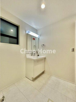 【脱衣所】 | 江戸川区東小岩4丁目新築分譲住宅 | 【洗面所】明るい洗面所は朝をすっきりさせてくれる空間です。バタバタしている忙しい朝でも収納が多い洗面台では短い時間で効率良く支度ができます。