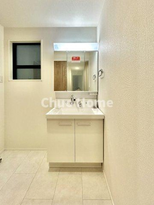 【独立洗面台】 | 江戸川区東小岩4丁目新築分譲住宅 | 【洗面化粧台】洗面化粧台には三面鏡を採用。身だしなみを整えやすい事はもちろんですが、鏡の後ろに収納スペースを設ける事により、散らかりやすい洗面スペースをすっきりさせる事が出来るのも嬉しいですね