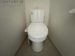 温水洗浄便座付トイレは温水洗浄機能により、暖かい水でおしりを洗浄することができ、冷たい水を使う従来の便座に比べ、温水洗浄機能で暖かいトイレを提供し、快適な使用を可能にします。