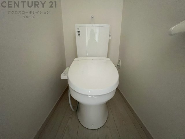 温水洗浄便座付トイレは温水洗浄機能により、暖かい水でおしりを洗浄することができ、冷たい水を使う従来の便座に比べ、温水洗浄機能で暖かいトイレを提供し、快適な使用を可能にします。