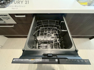 食器洗浄乾燥機は手洗いに比べて時間や労力を節約できます。また、高温のお湯で洗浄されるため、雑菌や細菌を殺菌する効果もあります。さらに、乾燥機能があるため、手で拭く手間も省け衛生的に保管できます。