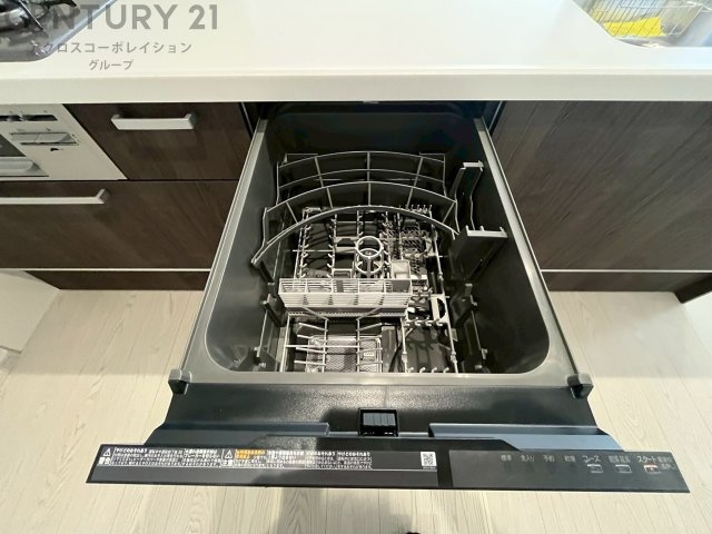 食器洗浄乾燥機は手洗いに比べて時間や労力を節約できます。また、高温のお湯で洗浄されるため、雑菌や細菌を殺菌する効果もあります。さらに、乾燥機能があるため、手で拭く手間も省け衛生的に保管できます。