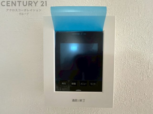 訪問者が来たときにテレビ画面で確認できるため、安心してドアを開けられます。録画機能があるものもあり、留守中に来訪者を記録しておくことができます。利便性が高く、セキュリティ面でも安心です。