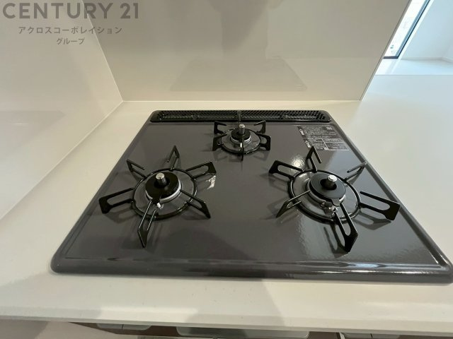 多数の調理器具を同時に使用でき、料理の効率化が可能。省エネで節約になり、様々な料理スタイルに適応できます。また、火力調整が独立しており、手入れや掃除もしやすく、今よりもっとお料理が楽しくなるかも。
