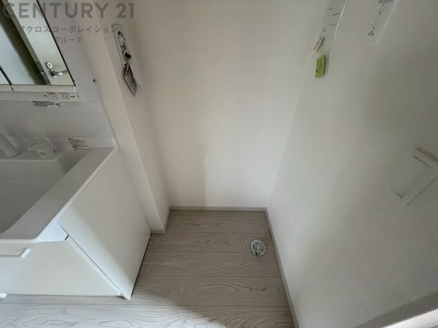 洗濯物の仕分け作業がしやすく、整理整頓が容易になります。洗濯音や湿気を他の部屋に持ち込まず、生活環境を快適に保ちます。上部を活用すれば収納スペースを確保でき洗剤や洗濯用品の整理もしやすくなります。