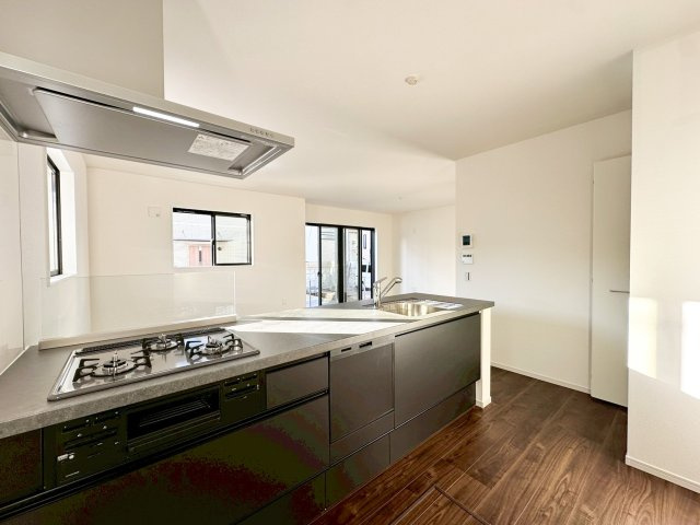 新築デザイナーズ分譲住宅全4棟　値下げしました！青葉区荏子田3期のキッチン|ご家族と会話をしながらのお料理は楽しいですね。出来上がった料理をお子さんが運ぶなどお手伝い時間も増えそう！