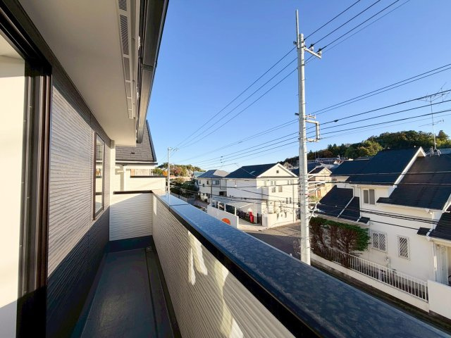 新築デザイナーズ分譲住宅全4棟　値下げしました！青葉区荏子田3期のバルコニー|お布団やシーツもまとめて干せます。広いバルコニーからたっぷりの光をうけたお布団やシーツから太陽の匂いが感じられます。1日のおわりに嬉しいですね。