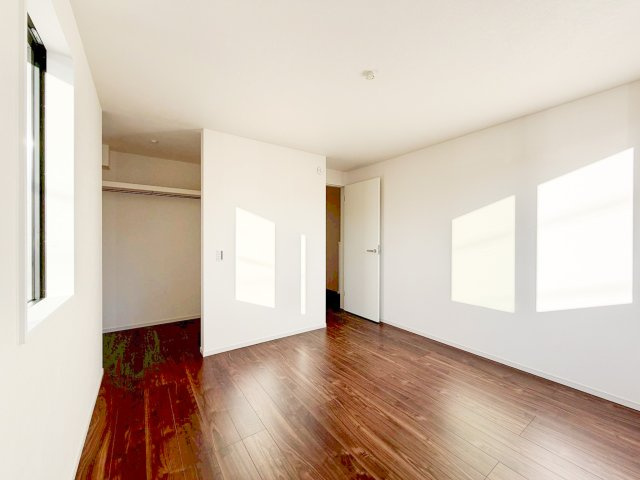 新築デザイナーズ分譲住宅全4棟　値下げしました！青葉区荏子田3期の内装|大きな窓から光が差し込む、明るく広々とした居室です。濃い木目調フロアが、モダンで落ち着いた雰囲気を演出。全居室に収納を確保し、空間を有効活用できます。