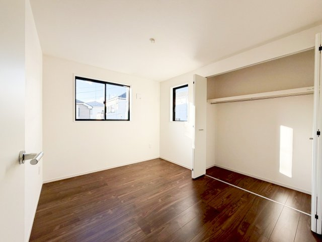 新築デザイナーズ分譲住宅全4棟　値下げしました！青葉区荏子田3期の洋室|各部屋にクローゼット完備。ゆとりの収納で片付けも掃除もテキパキ完了。もちろん、子ども部屋にもクローゼットがあるので、早くから「自分で片付け」の習慣が身につけられます。