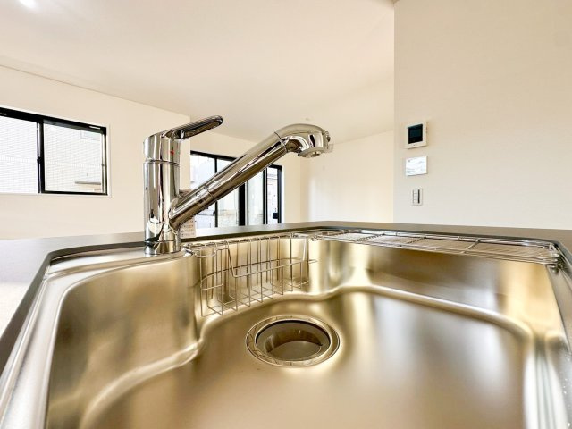 新築デザイナーズ分譲住宅全4棟　値下げしました！青葉区荏子田3期の設備|浄水器一体型のシャワー水栓を標準装備。安心しておいしい水を利用できます。ヘッド部分が引き出せ、シンクの掃除に便利です。