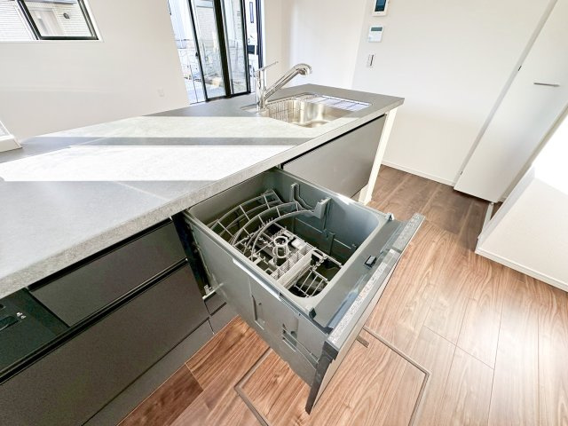 新築デザイナーズ分譲住宅全4棟　値下げしました！青葉区荏子田3期の設備|食器洗乾燥機付きで家族の食器もピカピカ。後片付けもラクラクこなせて、環境にもママの手にも優しい設備です。システムキッチン内に納まっているので、お料理の邪魔にもならずスッキリ快適にご利用いただけます。
