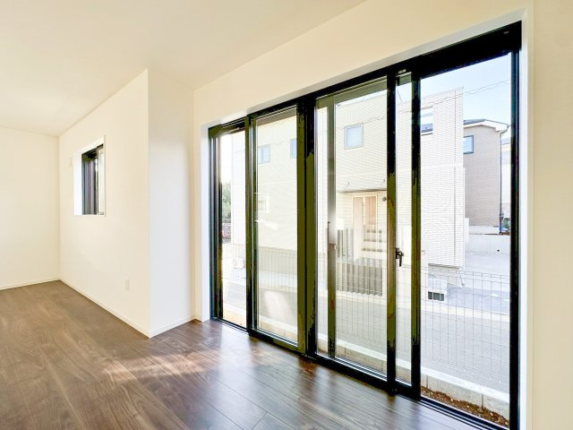新築デザイナーズ分譲住宅全4棟　値下げしました！青葉区荏子田3期の内装|ワイドサッシから明るい陽光がたっぷり差し込む開放的な空間！ 室内は濃色フロア×白壁のモダンデザインで、洗練された印象です。