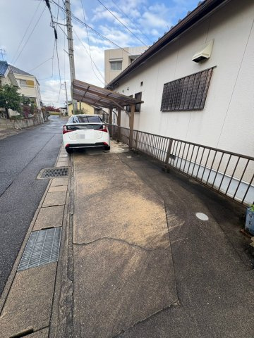 小坂町５丁目貸家の駐車場