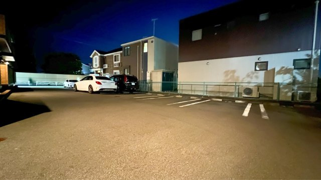 サステイナブルハウスの駐車場