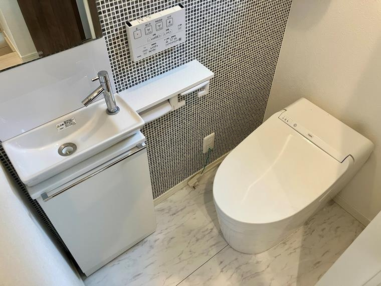 六角橋戸建のトイレ