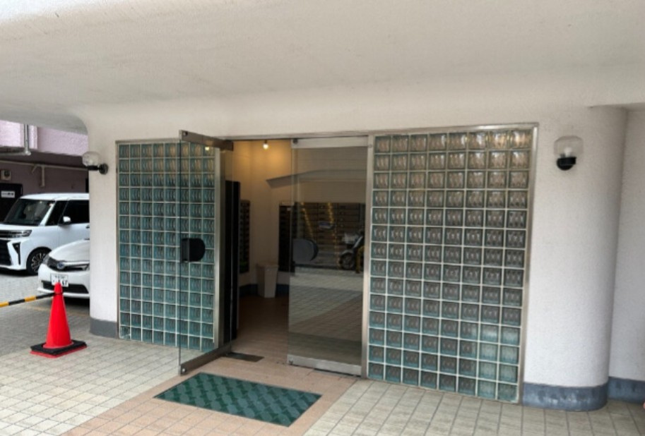 方南町コーポビアネーズのエントランス