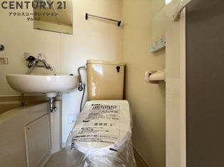 シンプルで掃除のしやすいトイレです♪