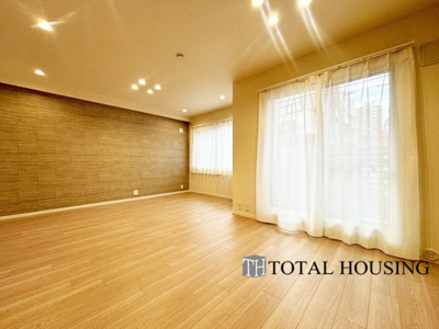 【居間・リビング】 | 神宮前パークマンション | 通風・採光に優れ、優しく心地よい光と風が溢れています。豪華で贅沢な素晴らしい居住性と、心を満たすハイクオリティが見事に調和した住み心地を心ゆくまでご堪能ください。