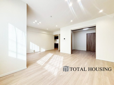 【居間・リビング】 | 神宮前パークマンション | LDKに隣接する洋室は、扉を開放すればLDKと繋がります。夜間は個室にスイッチすることも可◎ご家族のライフステージに合わせた空間を創ることができる便利なお部屋です！