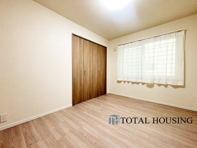 【洋室】 | 神宮前パークマンション | 洋室　約6.0帖
シンプルデザインなことによりご自分お好みのレイアウトがしやすい洋室。クローゼットが設置されているのでお部屋の整理整頓もすっきり楽々。お部屋をよりゆったりとお使い頂けます。