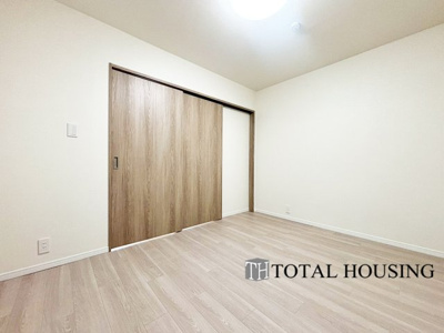 【洋室】 | 神宮前パークマンション | 洋室　約6.0帖
LDKと隣接した洋室でリビングから目が届く場所なので、お子様の遊び部屋・お昼寝スペースとして使うのもオススメです♪