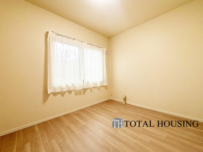 【洋室】 | 神宮前パークマンション | 洋室　約6.0帖
家族一人ひとりの大切なプライベート空間。趣味に合わせて使って頂けるようシンプルに仕上げてあります。暮らし心地を大きく左右する収納を、適材適所に配置し使い勝手を考慮しました。