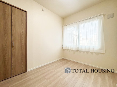 【洋室】 | 神宮前パークマンション | 洋室　約4.2帖
充分な広さと収納機能を備えた部屋はお子様の自発性と成長を促します。お子様の成長を支える、勉強や好きなことに没頭する学びの空間にどうぞ。