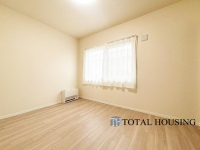 【洋室】 | 神宮前パークマンション | 洋室　約6.5帖
お陽さまの光とさわやかな風をたっぷりとりこめます。室内はいつも明るい印象なので気持ちの良い朝を迎えられます。毎日の生活も明るくなりそうです。間取りも使いやすく大きなベッドも置けます♪