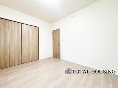 【洋室】 | 神宮前パークマンション | 洋室　約6.5帖
心と体をゆったりと安らげる洋室。お部屋のゆとりが大きい分だけ、暮らしの安らぎは深まります。次の日を心地よく迎えたいから、頑張った自身の心と体を労わる設計へ。