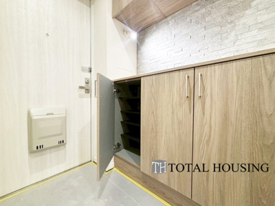 【玄関】 | 神宮前パークマンション | 住まいの第一印象を左右する玄関は、収納力も高く見た目もスッキリとした高級感のある空間に仕上げました。扉を開けた時から上質な雰囲気に包まれています。