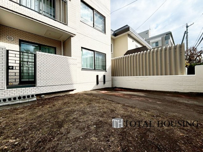 【庭】 | 神宮前パークマンション | 専用庭付駐車場です。
あると嬉しい専用庭付♪陽当たりが良いので、家庭菜園や夏場はプール遊びも楽しめそうですね。