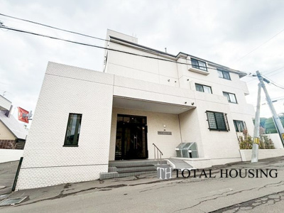 【外観】 | 神宮前パークマンション | 落ち着いた佇まいが魅力のマンションで、帰宅するたびにほっとする安らぎが感じられます。高級感と清潔感が漂う外観が、暮らしに彩りを添えてくれる住まいです。