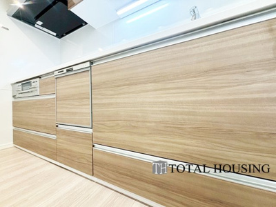 【キッチン】 | 神宮前パークマンション | LDKを広く使え、料理に集中することができる壁付けタイプのキッチンです。上下に収納が設けられ、調理用品や食器類をすっきりと収納できます◎