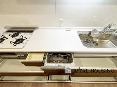 【キッチン】 | 神宮前パークマンション | 食器洗乾燥機付きで家族の食器もピカピカ。後片付けもラクラクこなせて、日々の生活には欠かせない便利設備。環境にもママの手にも優しいのがうれしいですね。