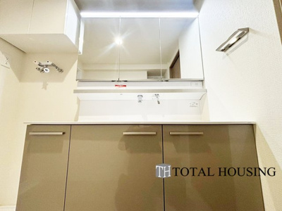 【独立洗面台】 | 神宮前パークマンション | 洗面化粧台の鏡はゆとりある大きさです。忙しい朝に支度の時間が重なっても、2人並んで身支度ができます。使いやすさが考えられた3面鏡です♪シャワー付水栓で洗面台でのシャンプーや毎日の掃除に大変便利ですね♪