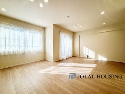 【居間・リビング】 | 神宮前パークマンション | 南西向きに大きく開いた窓からは、明るい陽射しが射し込みます。
爽やかな風が吹き抜ける心地良いリビングには、自然と家族が集まります。