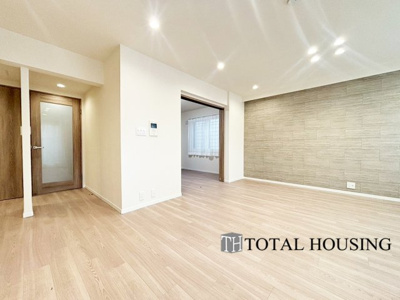 【居間・リビング】 | 神宮前パークマンション | 広くゆったりと家族揃って寛げるLDKは約18.6帖。毎日の始まりと終わりをここで迎える大切な空間はいつでも心地良い空気感。落ち着いた雰囲気で過ごしたり家族でわいわい盛り上がる日も。