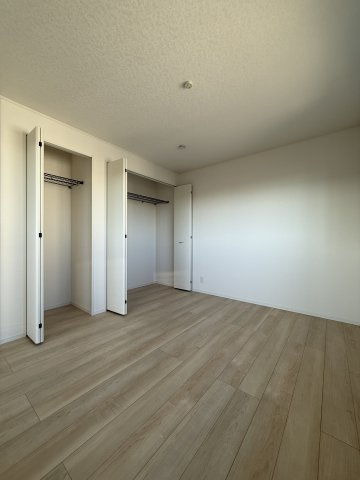 【洋室】 | 全居室２面採光の室内は、陽当たり＆風通し良好♪プライベート時間も快適にお過ごしいただけます。