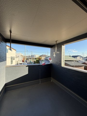 【バルコニー】 | 急な雨も安心！広々としたインナーバルコニーがございます。