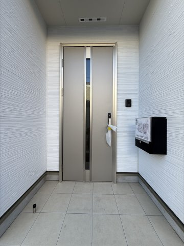 【玄関】 | 訪問者やセールスにも柔軟に対応できる、モニター付きインターホンの安心セキュリティ♪