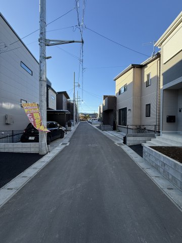 【前面道路含む現地写真】 | 内外装ぴかぴかの新築戸建てから、今まで以上に明るい生活をスタートいたしませんか。