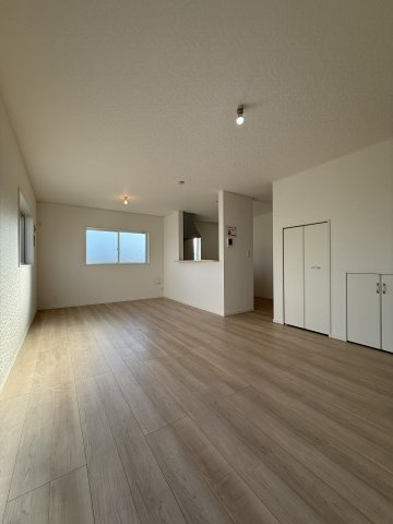 【居間・リビング】 | 白を基調としたナチュラルな色合いで、インテリアコーディネートもしやすいですよ。