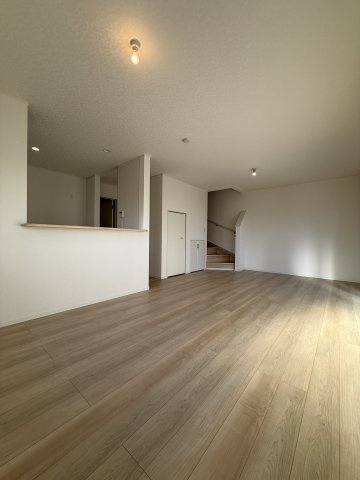 【居間・リビング】 | 17帖のゆとりあるリビング◎ご家族の顔が見えるリビング階段を採用いたしました。