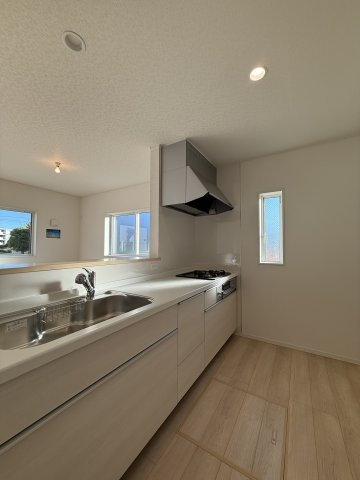 【キッチン】 | 広いシンクや作業台でお料理効率もUPする使い勝手良好のシステムキッチンです。