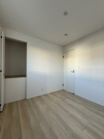 【洋室】 | お掃除やインテリアの選択肢も広がる！全室フローリングのお住まいです♪